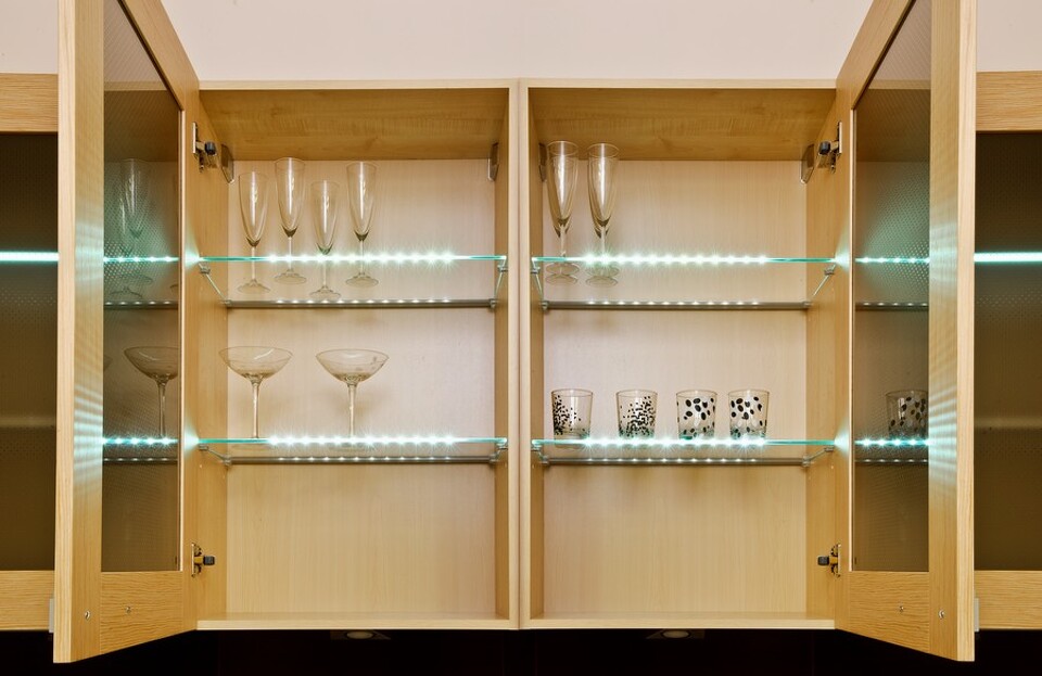 Фото Furnika Светодиодный светильник ZETA GLASLINE для стеклянных полок, длина 359 мм, холодный, прозрачный